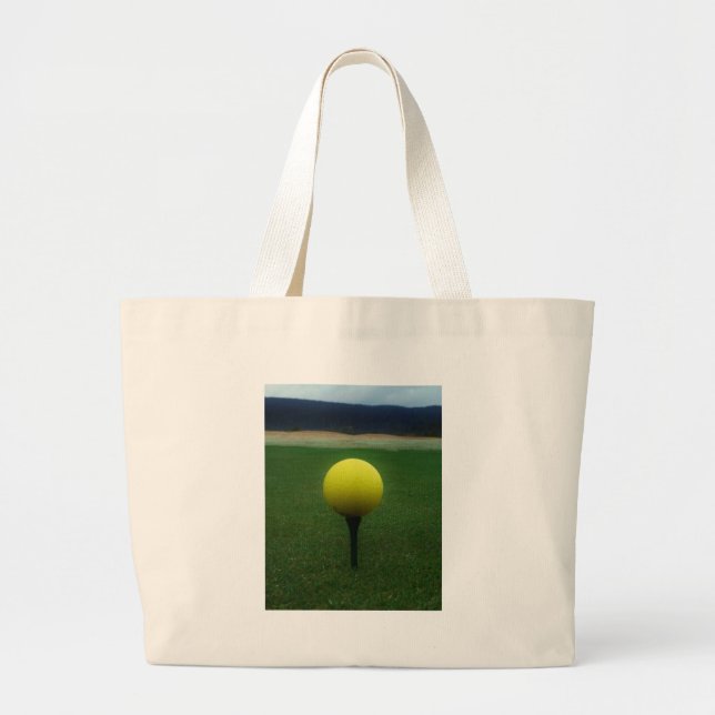 Gelber Golfball auf dem Golfplatz Jumbo Stoffbeutel (Vorne)