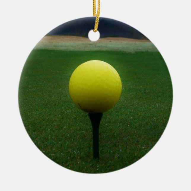 Gelber Golfball auf dem Golfplatz Keramik Ornament (Vorne)