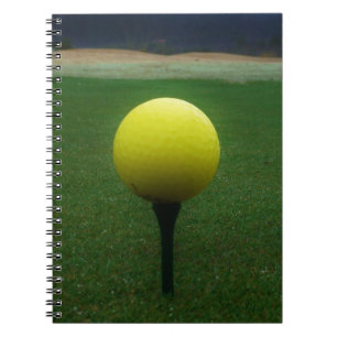 Gelber Golfball auf dem Golfplatz Notizblock