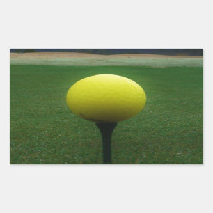 Gelber Golfball auf dem Golfplatz Rechteckiger Aufkleber