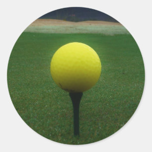 Gelber Golfball auf dem Golfplatz Runder Aufkleber