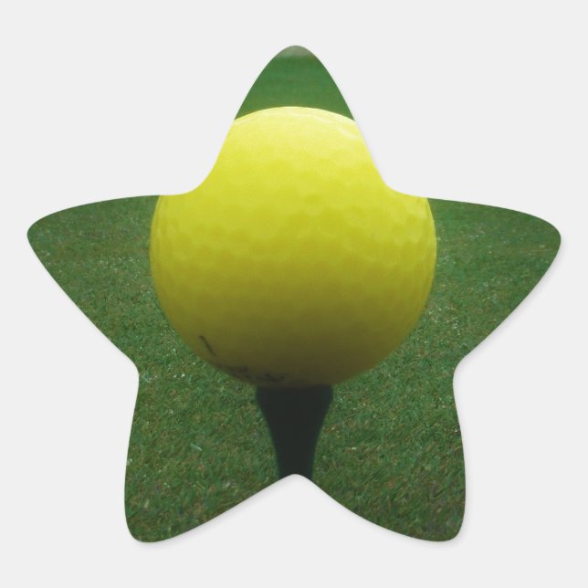 Gelber Golfball auf dem Golfplatz Stern-Aufkleber (Vorderseite)