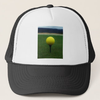 Gelber Golfball auf dem Golfplatz Truckerkappe