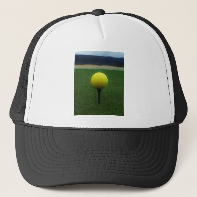 Gelber Golfball auf dem Golfplatz Truckerkappe (Vorderseite)