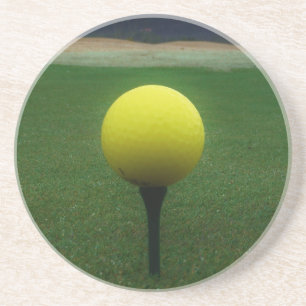 Gelber Golfball auf dem Golfplatz Untersetzer