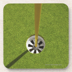 Gelber Golfflaggenpfosten und -loch Getränkeuntersetzer
