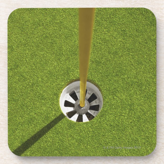 Gelber Golfflaggenpfosten und -loch Getränkeuntersetzer (Vorderseite)