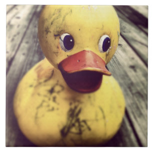 Gelber Gummi Ducky bedeckt in Schmutz! Fliese