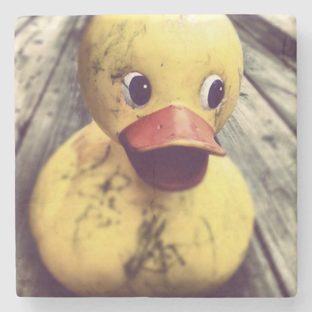 Gelber Gummi Ducky bedeckt in Schmutz! Steinuntersetzer (Vorderseite)