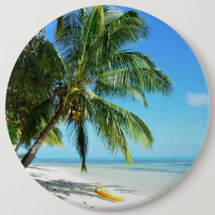 Gelber Kajak auf einem weißen Sandstrandknopf Button