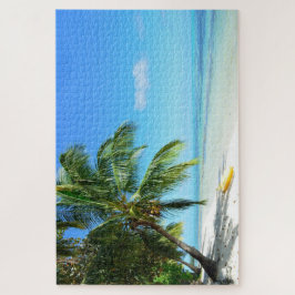 Gelber Kajak auf einem weißen Strand mit Palme