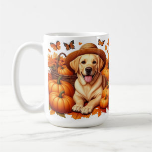 Gelber Lab mit Strohhut, Kürbissen und Herbstblatt Kaffeetasse