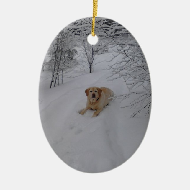 Gelber Labrador, der im frischen Winter-Schnee Keramik Ornament (Vorne)