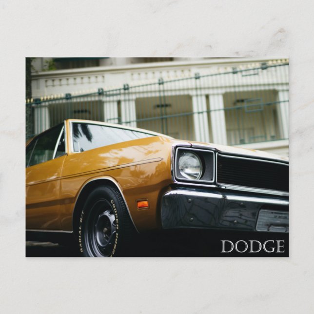 gelber Oldtimer-Dodge Postkarte (Vorderseite)