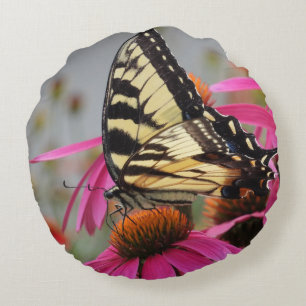 Gelber Schmetterling auf Pink Echinacea Rundes Kissen