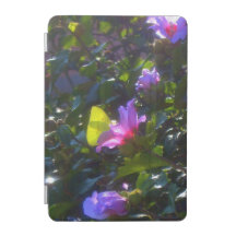 Gelber Schmetterling auf rosa Rose of Sharon iPad-