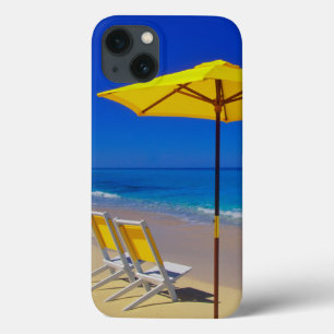 Gelber Strandsonnenschirm und Stühle auf makellose iPhone 13 Hülle