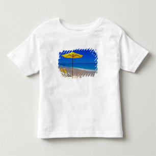 Gelber Strandsonnenschirm und Stühle auf makellose Kleinkind T-shirt