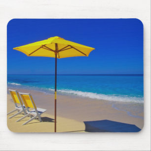 Gelber Strandsonnenschirm und Stühle auf makellose Mousepad