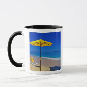 Gelber Strandsonnenschirm und Stühle auf makellose Tasse