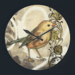 Gelber und grüner Vogel auf Vintagem Hintergrund Große Wanduhr<br><div class="desc">Diese Mischung der Malerei und des Skizzierens schildert eine Nahaufnahme eines gelben und grünen Vogels auf einem einfachen schwarzen und beige Hintergrund. Die weißen Linien im Hintergrund addieren einen Vintagen Ton. Dieses Bild würde perfektes auf jedem kundengerechten Zazzle Produkt passen.</div>