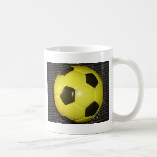 Gelber und schwarzer Fußball. Kaffeetasse (Rechts)