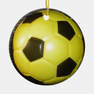 Gelber und schwarzer Fußball. Keramik Ornament