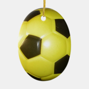 Gelber und schwarzer Fußball. Keramik Ornament