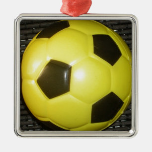 Gelber und schwarzer Fußball. Ornament Aus Metall
