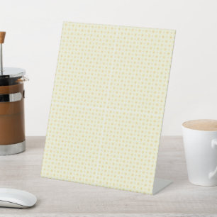 gelber und weißer Hintergrund mit kleinen Kreisen Sockelschild