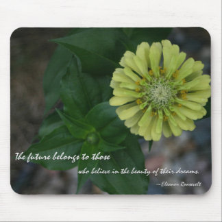 Gelber Zinnia mit Zitat durch Eleanor Roosevelt Mousepad