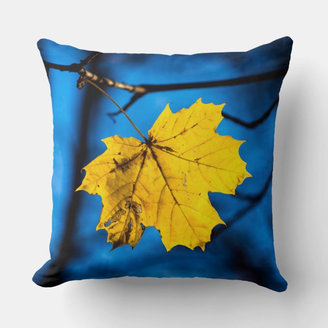 Gelbes Ahornleaf auf blau Kissen (Vorderseite)