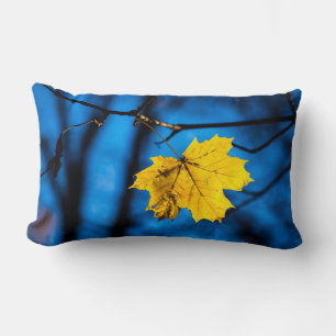 Gelbes Ahornleaf auf blau Lendenkissen