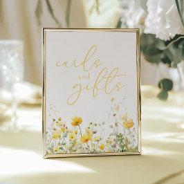 Gelbes Baby in blühenden Wildblumen - Karten und G Poster