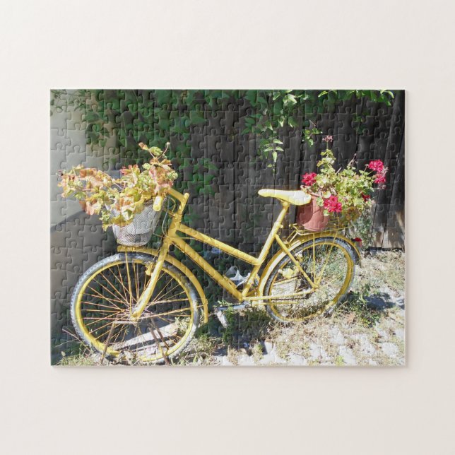 Gelbes Blumen-Fahrrad auf der Straße (Horizontal)
