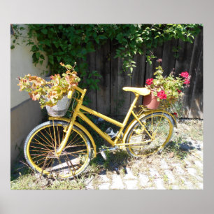 Gelbes Blumen-Fahrrad auf der Straße Poster