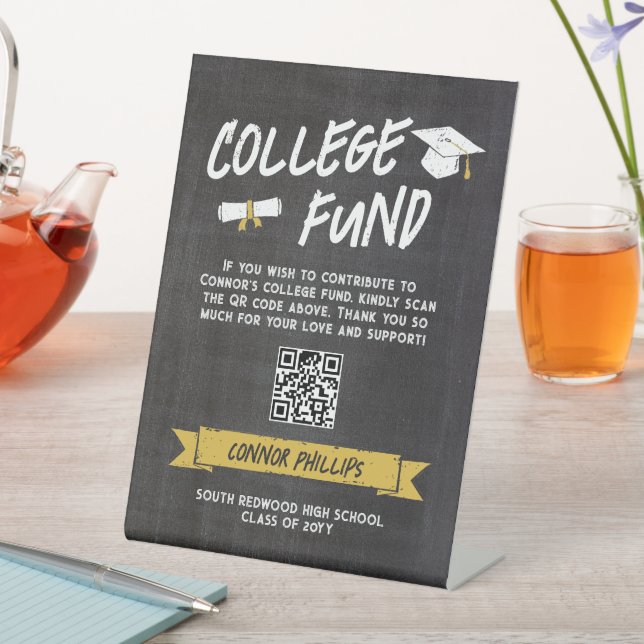 Gelbes Cooles Chalkboard Abschluss Uni Fund Sockelschild (In Situ)