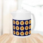 Gelbes Dahlia-Blumenmuster auf blau<br><div class="desc">Weiße Keramik Teekanne mit Deckel,  die das Foto-Bild einer gelben Dahlia-Blume auf einem marineblau Hintergrund zeigt und in einem sich wiederholenden Muster gedruckt. Ein lustiges Blumendesign!</div>