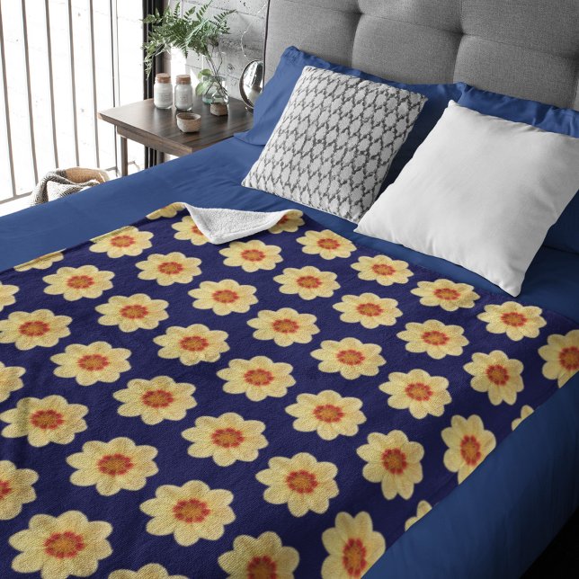 Gelbes Dahlia-Blumenmuster auf blau Sherpadecke (In Situ Bed)