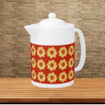 Gelbes Dahlia-Blumenmuster auf Rot<br><div class="desc">Weiße Keramik Teekanne mit Deckel,  die das Foto-Bild einer gelben Dahlia-Blume auf einem roten Hintergrund und gedruckt in einem sich wiederholenden Muster. Ein lustiges Blumendesign!</div>