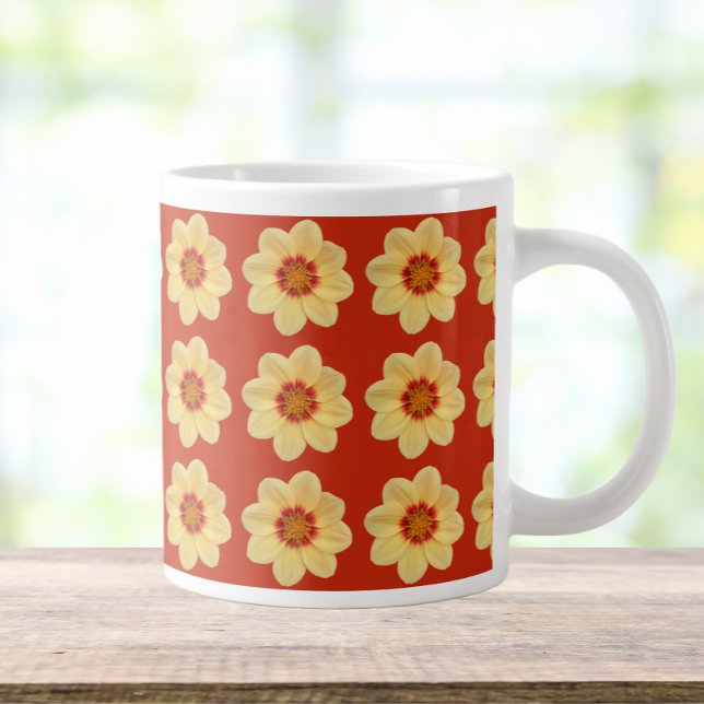 Gelbes Dahlia-Blumenmuster auf Rot Jumbo-Tasse (In Situ)
