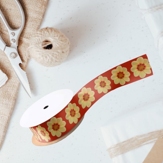 Gelbes Dahlia-Blumenmuster auf Rot Satinband (In Situ)