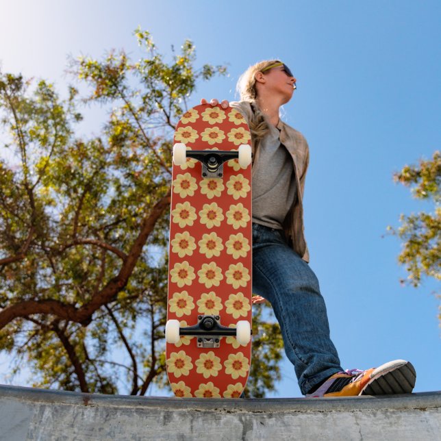 Gelbes Dahlia-Blumenmuster auf Rot Skateboard (Außenbereich 1)