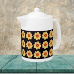 Gelbes Dahlia-Blumenmuster auf schwarz<br><div class="desc">Weiße Keramik Teekanne mit Deckel,  die das Foto-Bild einer gelben Dahlia-Blume auf einem schwarzen Hintergrund und gedruckt in einem sich wiederholenden Muster. Ein lustiges Blumendesign!</div>