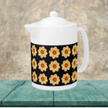Gelbes Dahlia-Blumenmuster auf schwarz<br><div class="desc">Weiße Keramik Teekanne mit Deckel, die das Foto-Bild einer gelben Dahlia-Blume auf einem schwarzen Hintergrund und gedruckt in einem sich wiederholenden Muster. Ein lustiges Blumendesign!</div>