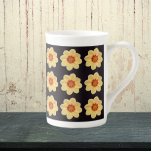Gelbes Dahlia-Blumenmuster auf schwarz Prozellantasse