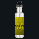 Gelbes dunkles Omergeometrie-Maschenmuster Monogra Edelstahlflasche<br><div class="desc">Monogram Personalize mit Ihrem benutzerdefinierten Initial und Namen. Gelbes goldenes Ober-Farbverlauf geometrisches Maschenmuster. Geometrisches Dreieck mit dunkelgelbem goldfarbenem Ober-Farbverlauf,  Muster,  Ober,  Masche,  Dreiecke,  Geometrie,  Gefälle,  cool,  Dreieck,  hell,  Muster,  digital,  gelb,  gold,  schwarz</div>