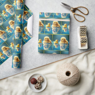 Gelbes Entenlein mit einer Spielzeug-Gummihaube Geschenkpapier