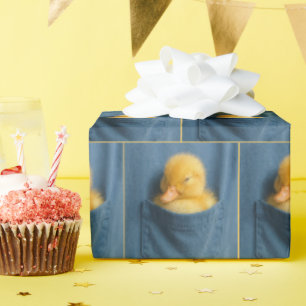 Gelbes Entlein in einer T-Shirt-Tasche Geschenkpapier