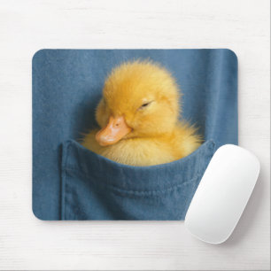 Gelbes Entlein in einer T-Shirt-Tasche Mousepad
